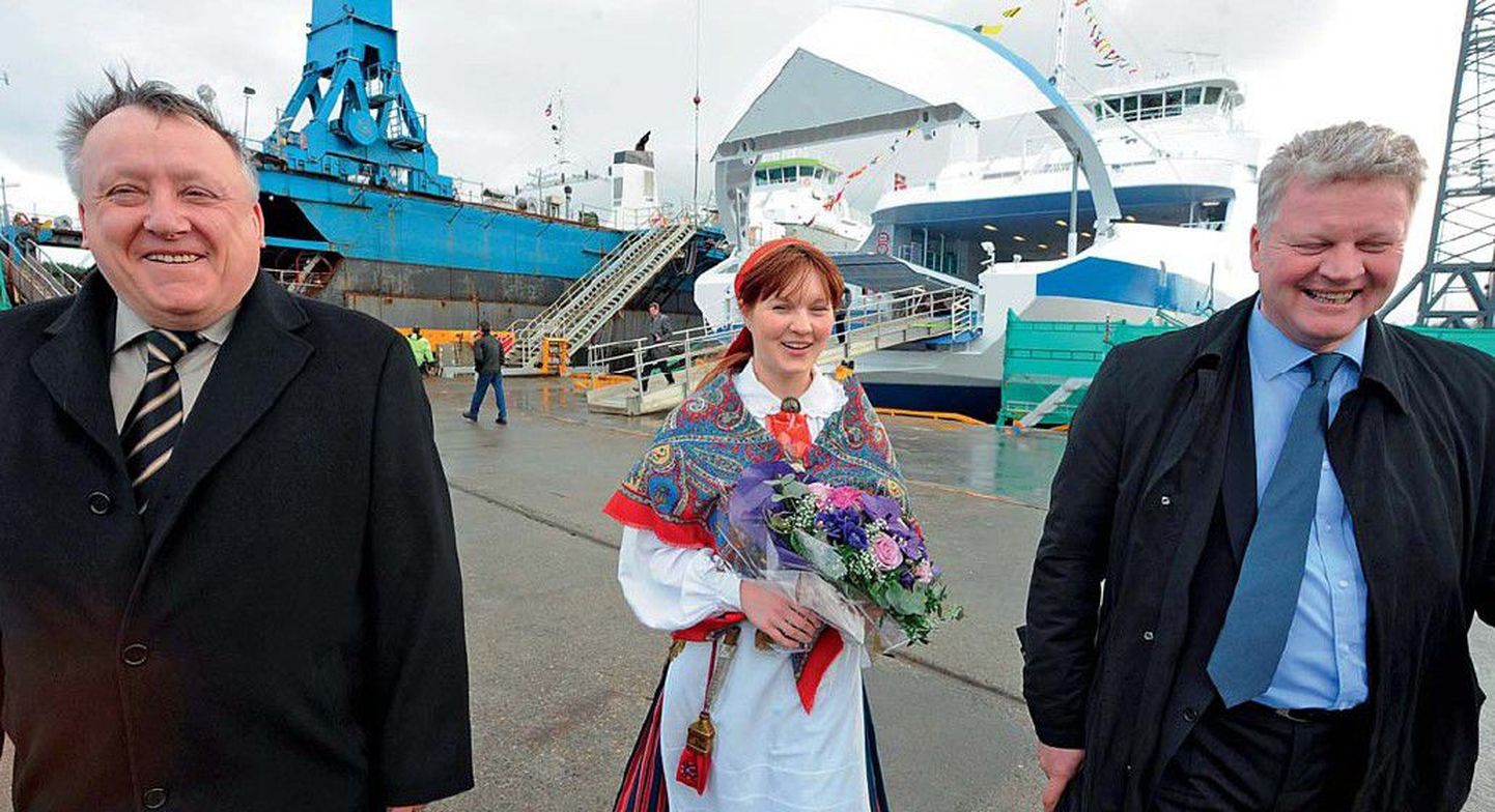 Saaremaa Laevakompanii omanik VjatÐeslav Leedo, uue laeva ristiema Katrin Kallisma ja laevakompanii tegevjuht Tõnis Rihvk Norras Fiskerstrand BLRT laevatehases.