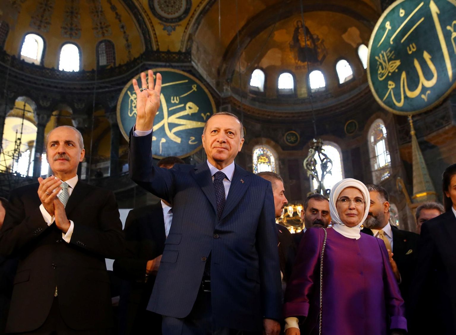 Türgi president Recep Tayyip Erdoğan abikaasa Eminega Hagia Sofias Yeditepe biennaali avamisel. 