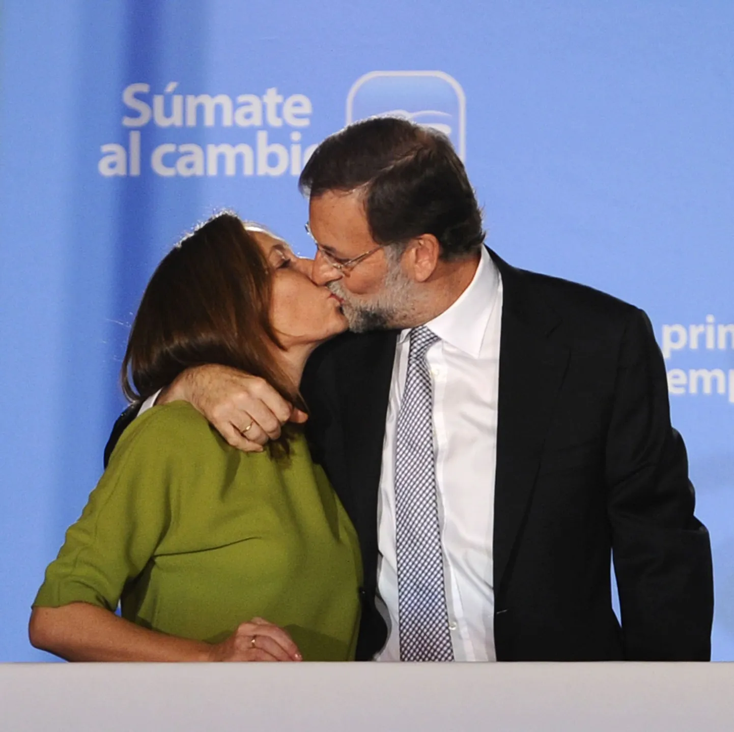 Hispaania valimised võitnud konservatiivse Rahvaerakonna liider Mariano Rajoy suudlemas valimisõhtul abikaasa Elvira Fernandezt.