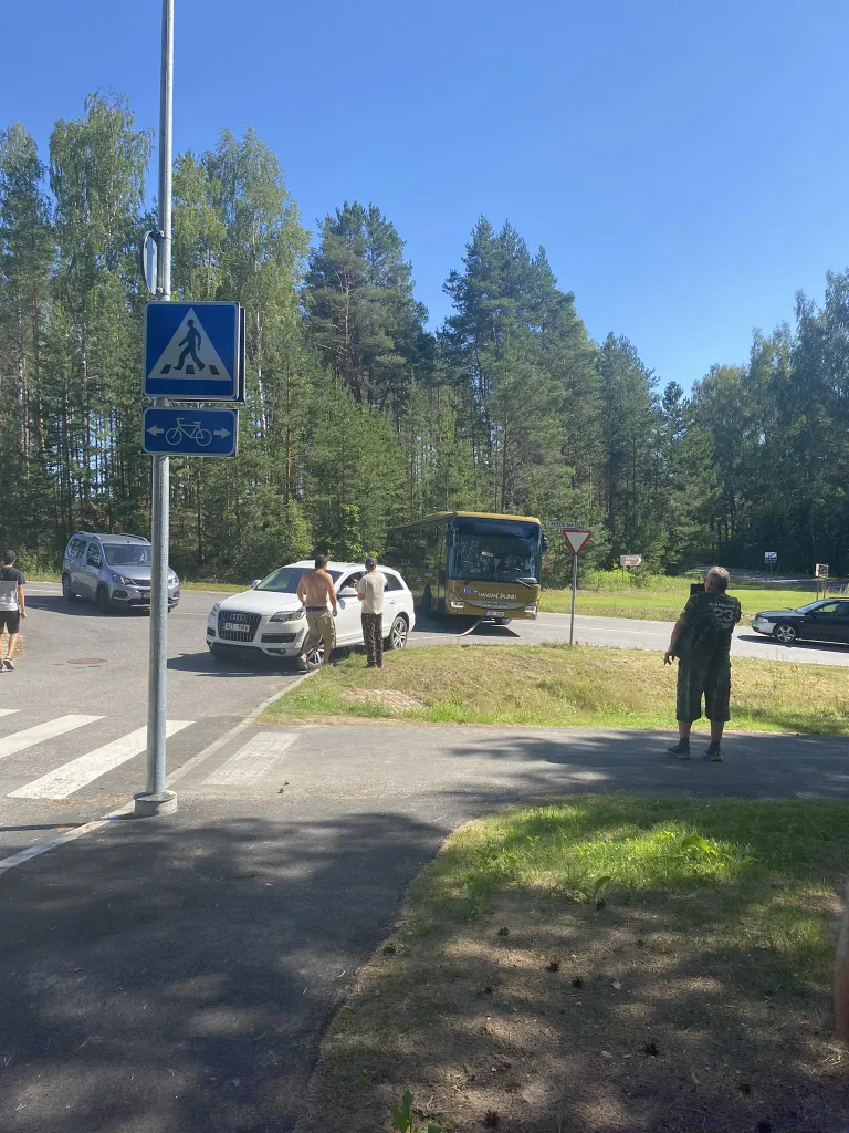 Elvas kraavi vajunud liinibuss