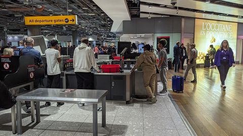 PASAŽIERI BRĪDINA ⟩ Ko var atklāt lidostas skeneris?