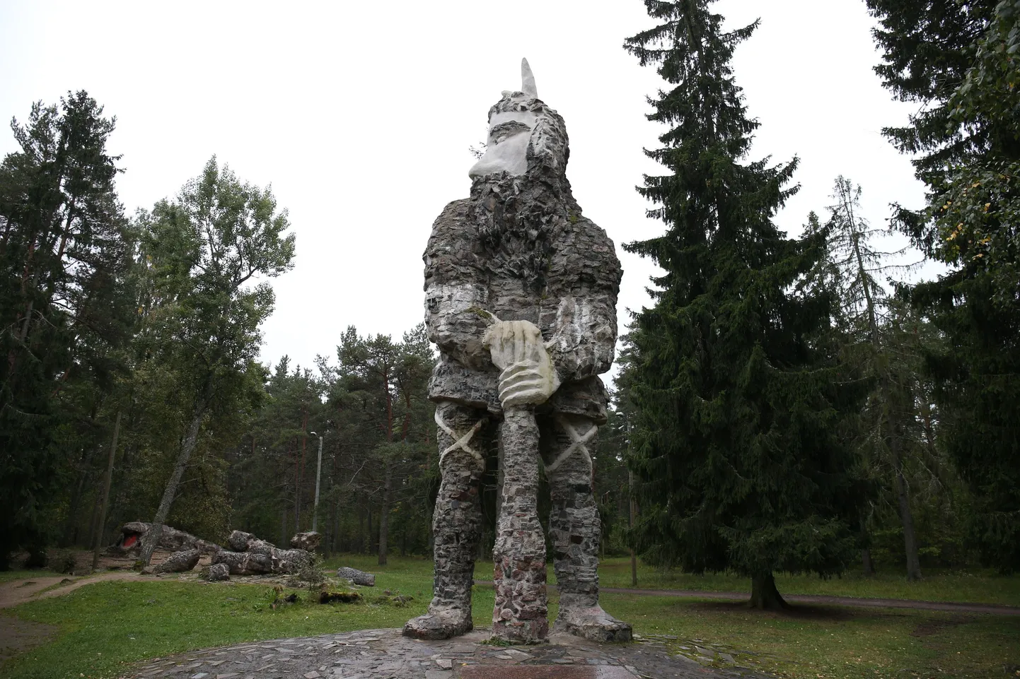 Kalevipoeg ja krokodill Glehni pargis