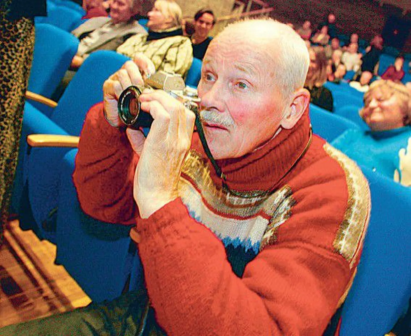 Kalju Suur pildistamas National Geographicu fotograafi Priit Vesilindu.