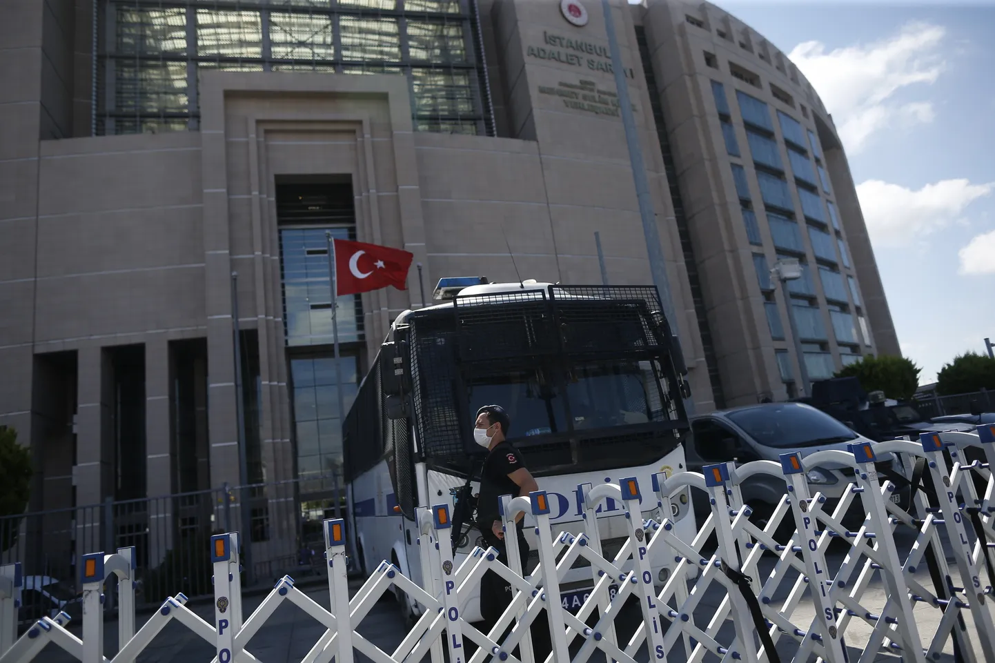 Policija Turcijā apsargā tiesu