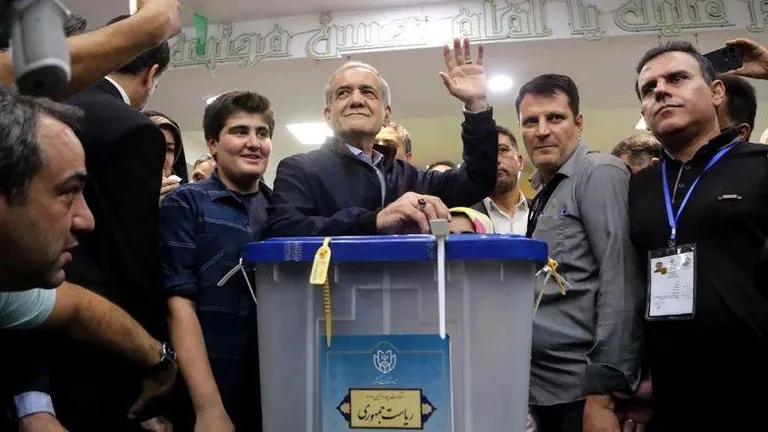 Масуд Пезешкиан на избирательном участке