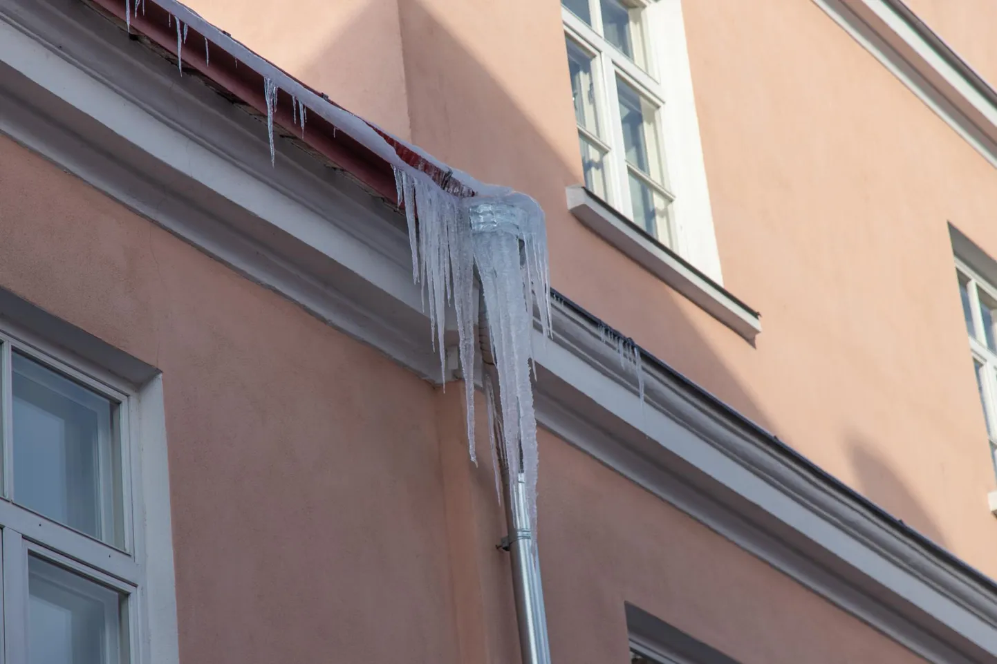 Jääpurikad ohustavad jalakäijaid ja vara.