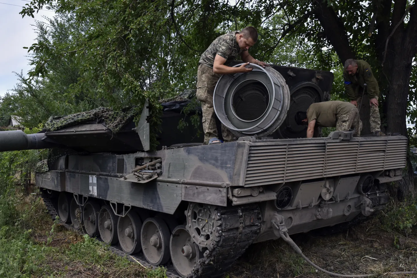 Ukraina sõdurid parandavad juunis Zaporižžja oblastis Leopard 2 tanki