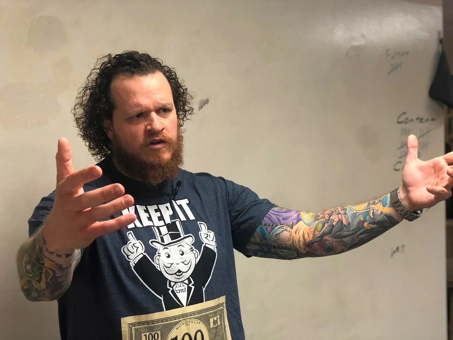 Koolitaja, läbirääkija ja müügimees Chuck M Kohout publiku ees 27. detsembril 2019.
