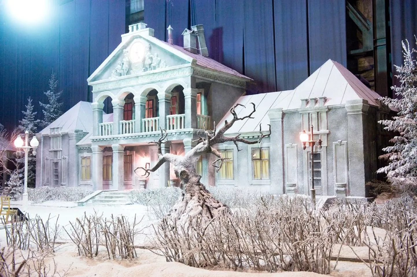 Võlulinnas ootavad lapsi muinasjutulised lumised tänavad ja majad täis vapustavaid tegelasi.