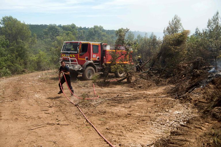 Tuletõrjujad kustutamas Lõuna-Prantsusmaal maastikupõlengut