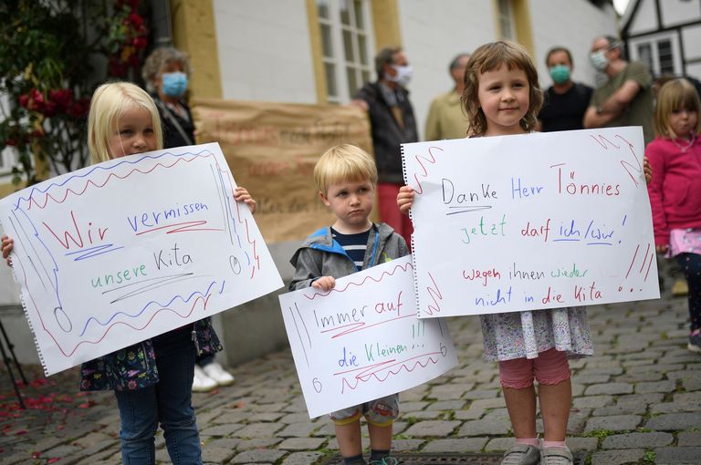 Rheda-Wiedenbrücki linna lapsed pahandamas, et nad koroonakolde pärast enam lasteaeda minna ei saa. «Me igatseme oma lasteaeda», «Alati kannatavad väikesed» ja «Aitäh, härra Tönnies, jälle ei tohi me lasteaeda minna». Viimasel plakatil viidati Clemens Tönniesele, Saksamaa lihatöösturile, kellele kuuluvas tapamajas uus viiruskolle avastati.