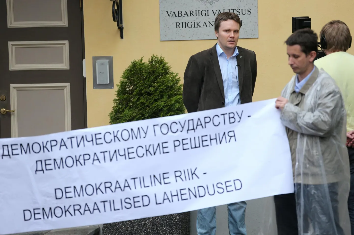 Aastatetagune venekeelse kooli toetajate miiting Toompeal Stenbocki maja ees.