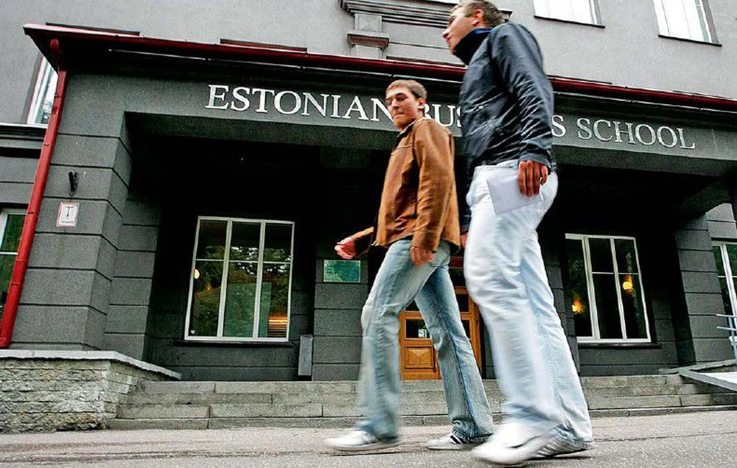 Молодые люди около Estonian Business School