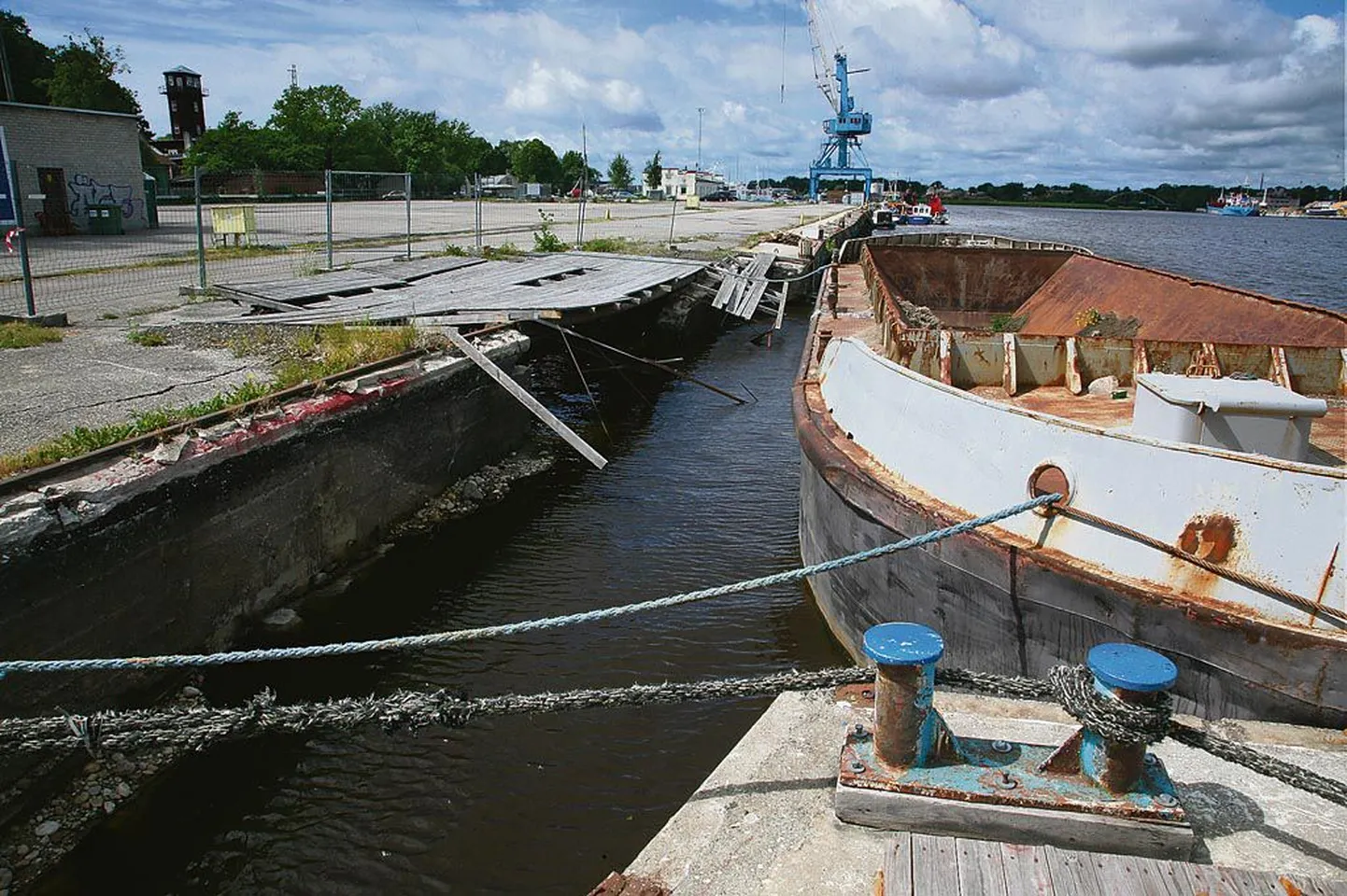 Kaheksa aastat lagunenuna seisnud Pärnu kesklinna kai ette on toodud ujuvkai ja tühi praam. Mine võta kinni, kas seal algavad remonditööd või kaitstakse inetut vaatepilti kriitiliste pilkude eest.