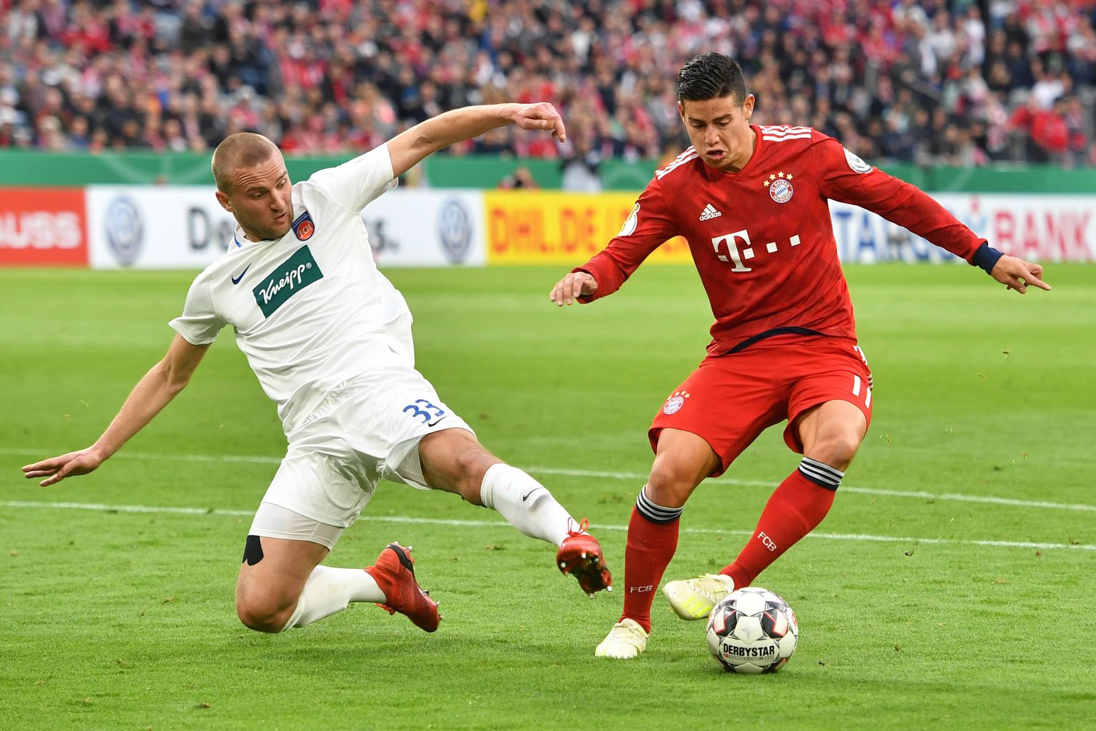 James Rodriguez (paremal) Müncheni Bayerni särgis.