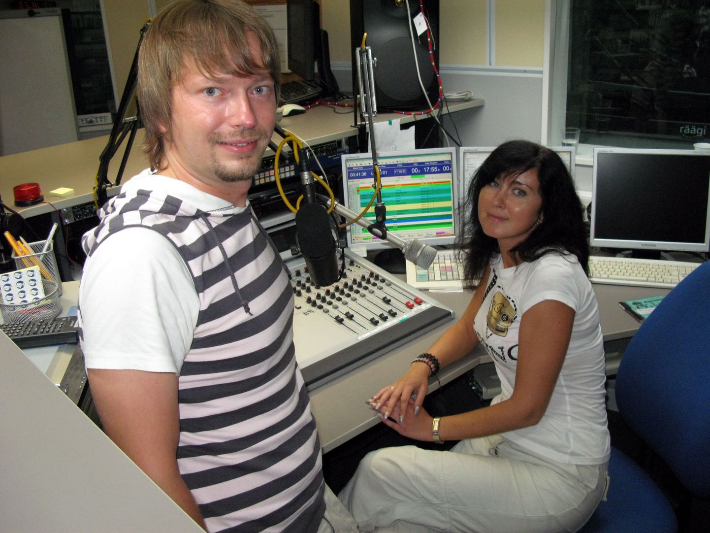 Ведущие Радио 4 Юлия Балий и Артур Аукон.