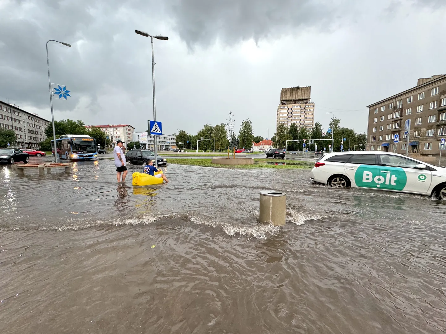 30. juulil sadanud paduvihm ujutas üle Narvas hiljuti renoveeritud Tallinna maantee ja Paul Kerese tänava ringristmiku. Vee alla jäid nii sõidutee kui ka kõnniteed. Mõned autod jäid seisma või pöörasid ringi, teised püüdsid veetakistusest üle saada, noored jällegi tundsid üleujutusest mõnu.