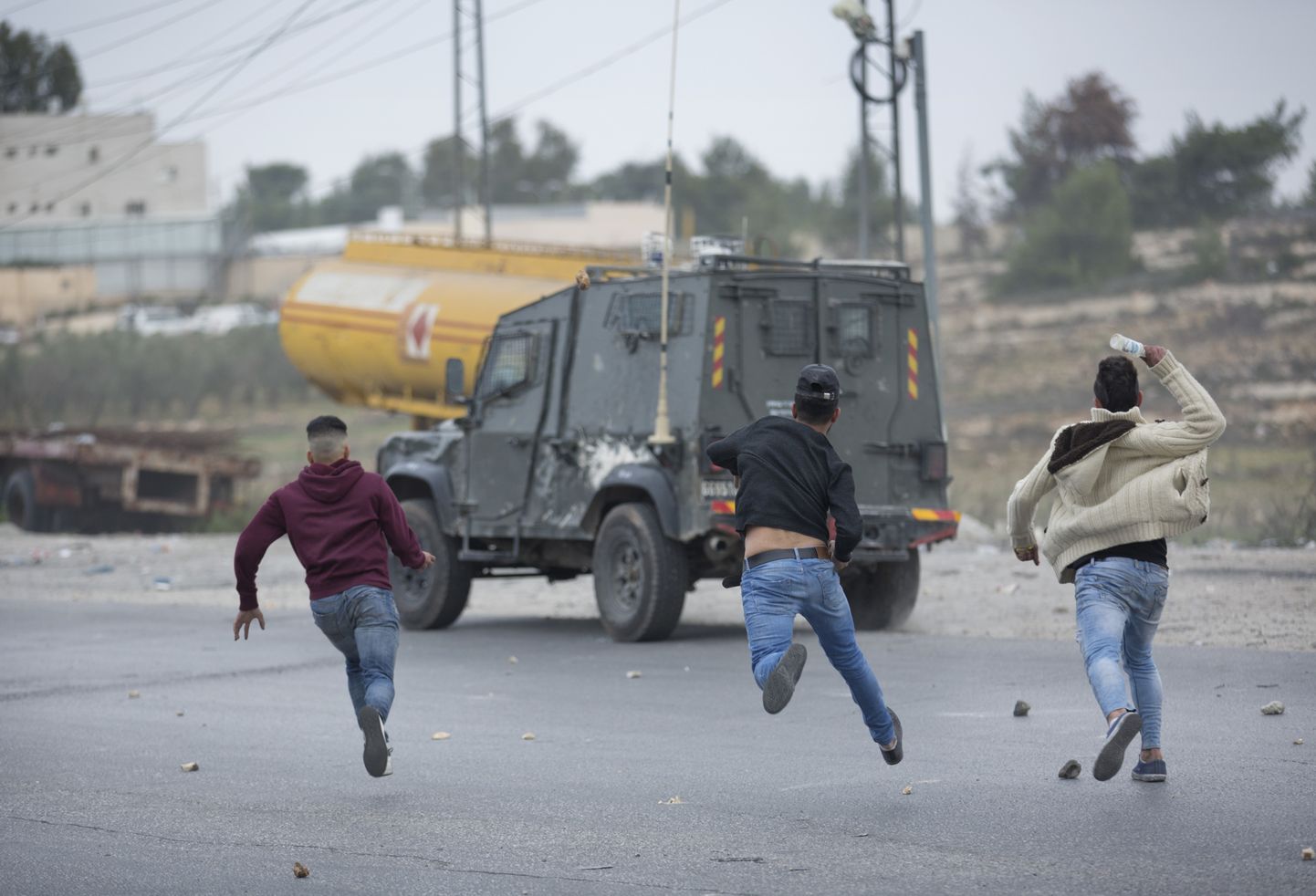 Palestiina meeleavaldajad Iisraeli armee suunas kive viskamas.