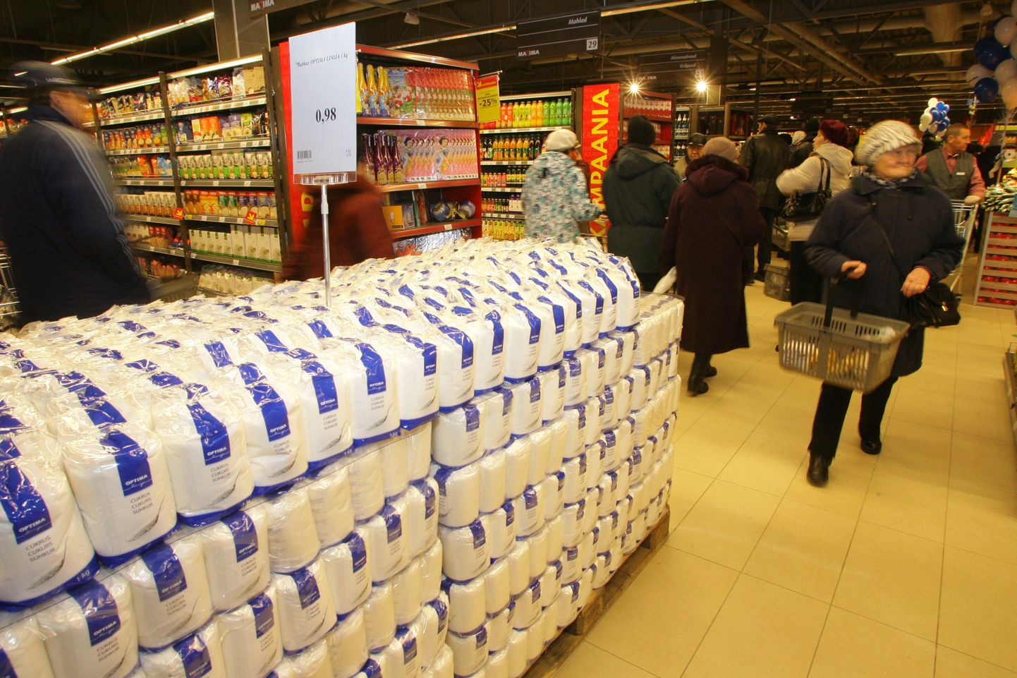 Suhkrupakid Maxima kaupluses Tallinnas Lasnamäel.
