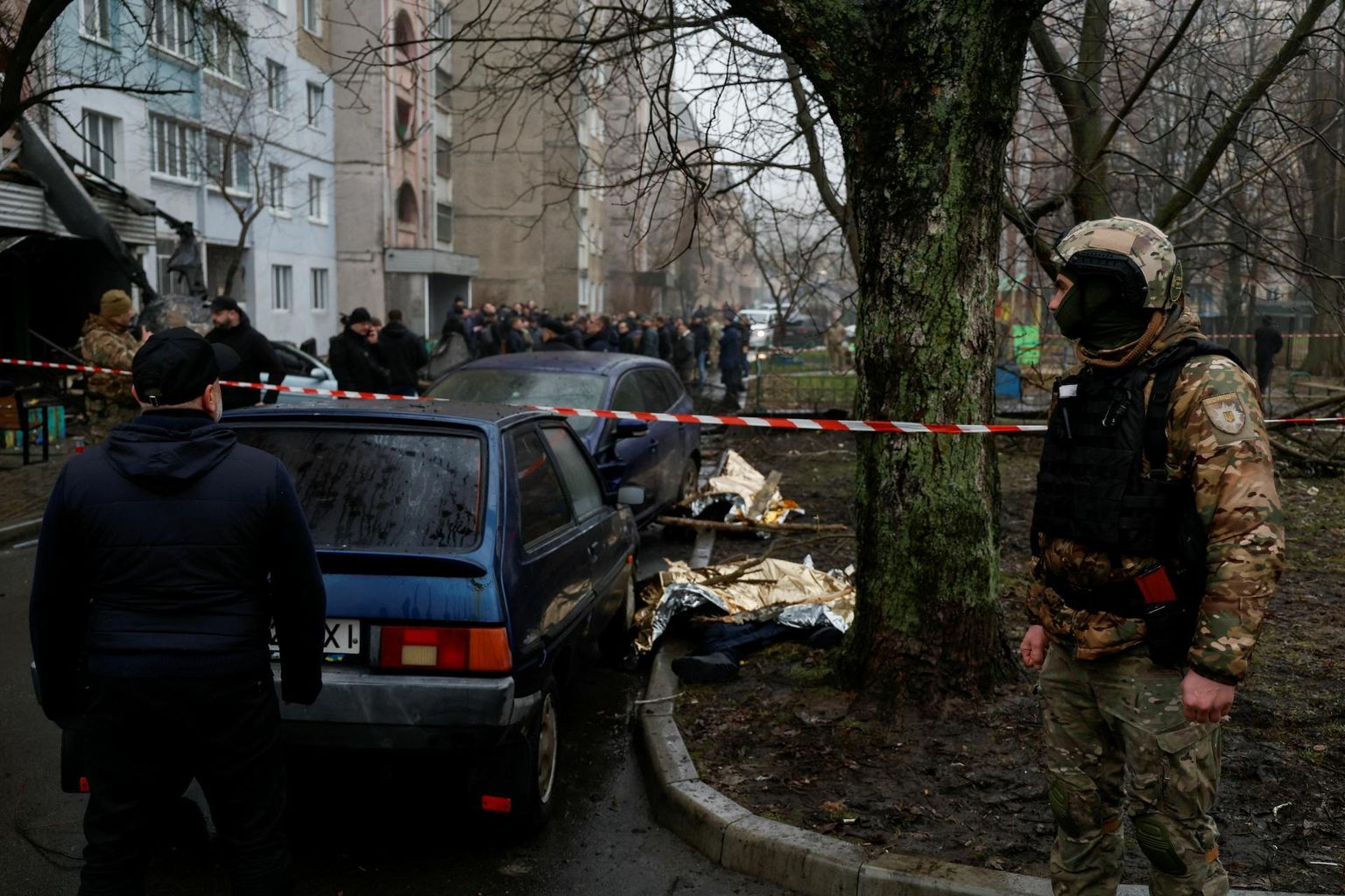 Surnukehad Kiievi lähistel Brovarõs kortermaja ja lasteaia vahel, kuhu eile kukkus Ukraina siseministeeriumi tippjuhte vedanud helikopter.
