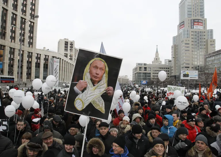 Vladimir Putini vastane meeleavaldus Moskvas Bolotnaja väljakul 2011. aasta detsembris. Plakatil kujutatud preservatiiv on viide Venemaa riigipea märkusele, et tema arvates kannavad protestijad valge lindikese asemel kondoome