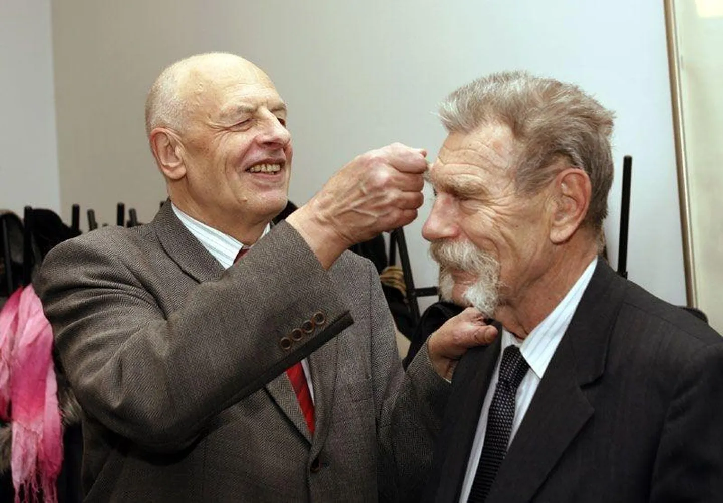 Mats Traat keerutamas oma kolleegi Heino Kiige kulme.