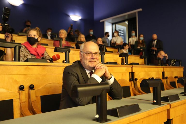 72 голосами новым президентом Эстонии был избран Алар Карис.