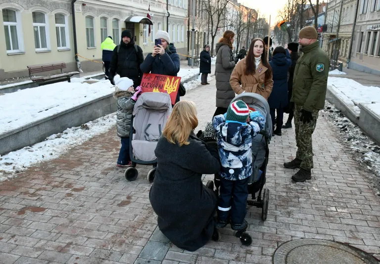 24 февраля группа активистов собралась на акцию в поддержку Украины, которая началась у железнодорожного вокзала Даугавпилса.