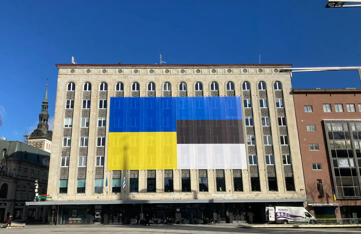 Флаги Украины и Эстонии на площади Вабадузе в Таллинне.