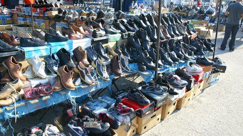 В апреле больше всего сократились продажи в магазинах текстильных товаров, одежды и обуви