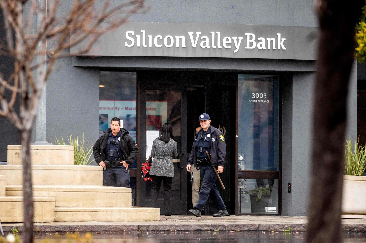 Politseinikud lahkuvad Silicon Valley peakorterist Santa Monicas, Californias.
