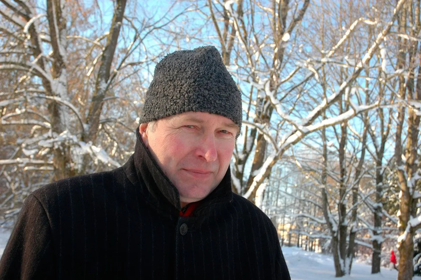 Sel korral jäi suurema (600 õpilast) ja vanema (1945. aastast) kooli juht, Jõgeva gümnaasiumi direktor Taisto Liivand peale. Linnapea ja paljude jõgevalaste meelest võiks mõlemad kõrvale astuda ning ühiskooli juhiks võiks saada keegi, kes pole Jõgevalt.