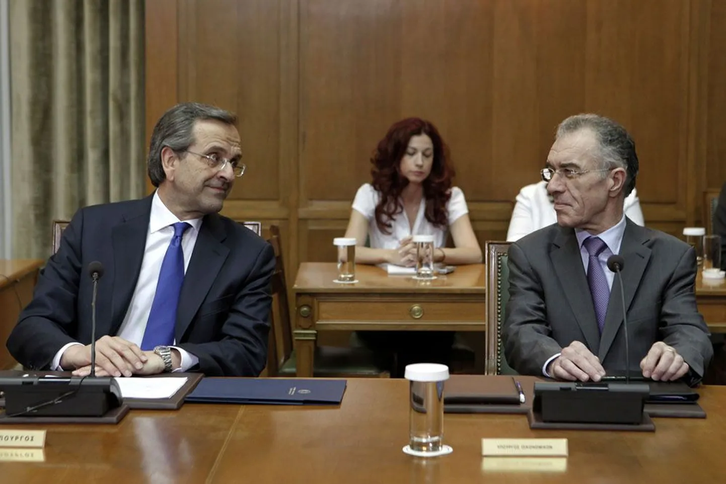 Euroopa Liidu tippkohtumiselt jääb kõrvale silmaoperatsioonist toibuv Kreeka peaminister Antonis Samaras (vasakul),  reedel kõhuvaludega haiglasse toimetatud rahandusminister Vassilis Rapanos teatas aga eile ametist loobumisest.