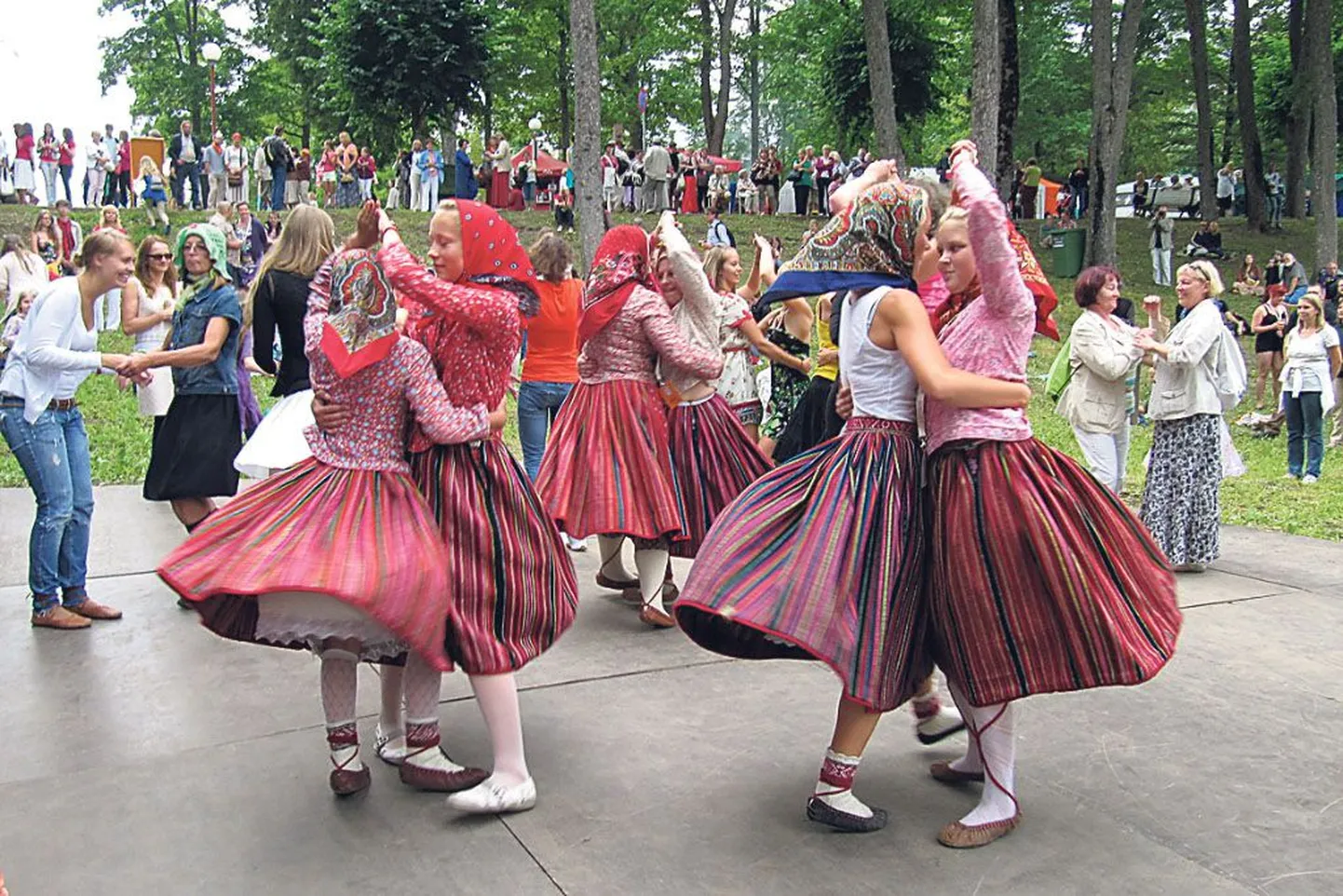 Kihnlaste keerlevad kördid ja lõbusad viisid meelitasid festivalikülastajadki tantsima.