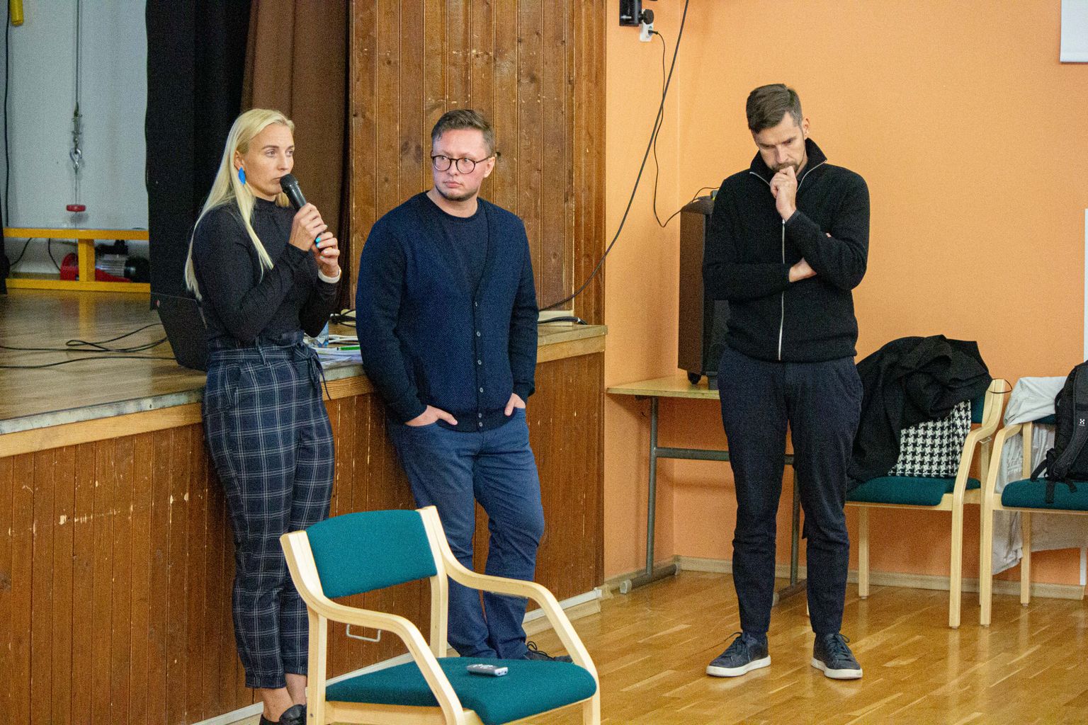 Tõrva abivallavanem Helen Elias (vasakult), hariduseksperdina kaasatud Urmo Reitav ja vallavanem Maido Ruusmann põhjendasid neljapäeval peetud arutelul haridusmuudatuste vajalikkust.
