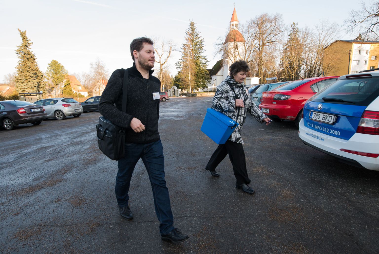 Kuusalu esimese valimisjaoskonna komisjoni ametnikud Asko Valdmann ning Virve Haabsaar teel valla Eakate Kodu poole.