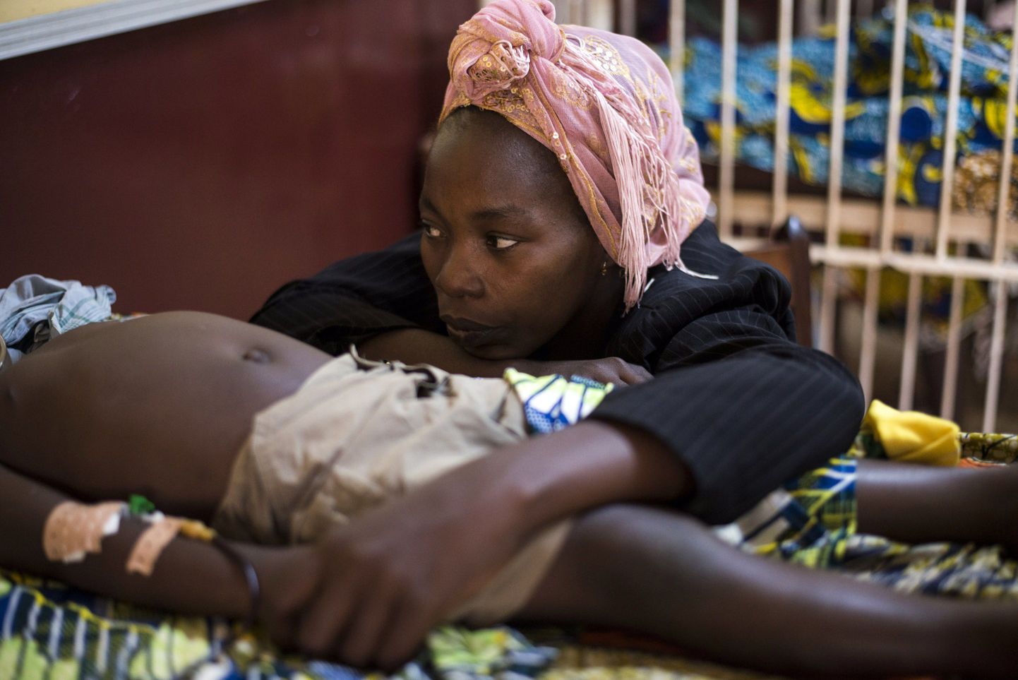Kolmapäev, 18 detsember. Ema istub oma malaariahaige poja kõrval Bangui lastehaiglas Kesk-Aafrika Vabariigis.