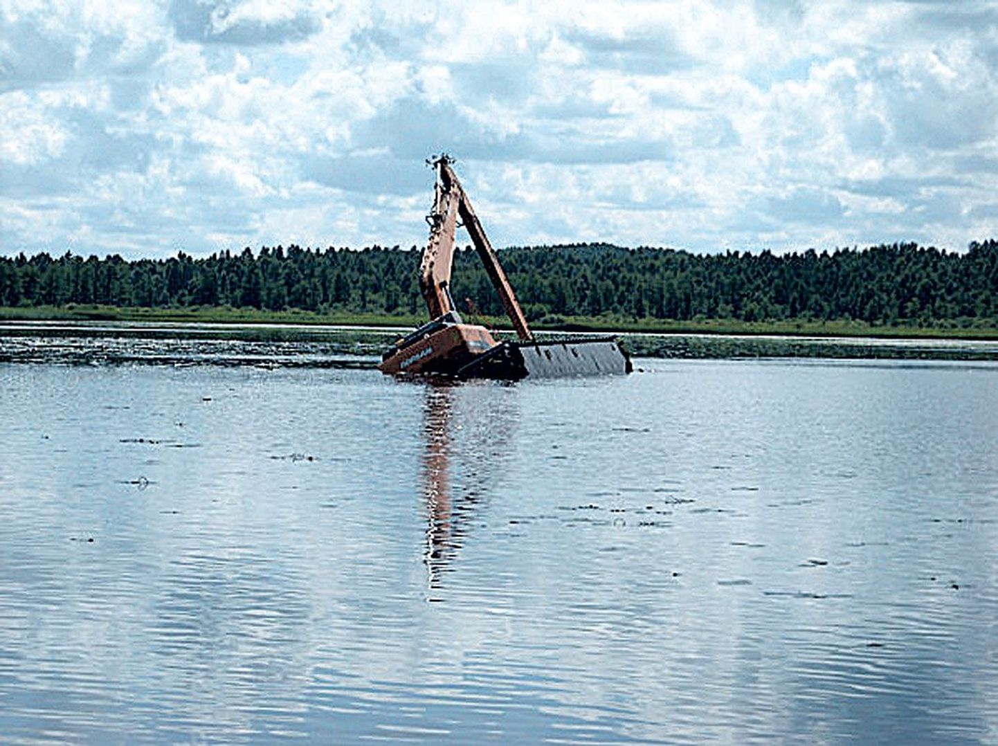 Esmaspäeval kaldus ekskavaator kreeni sadakonna meetri kaugusel Elistvere järve kaldast Jõgevamaal.