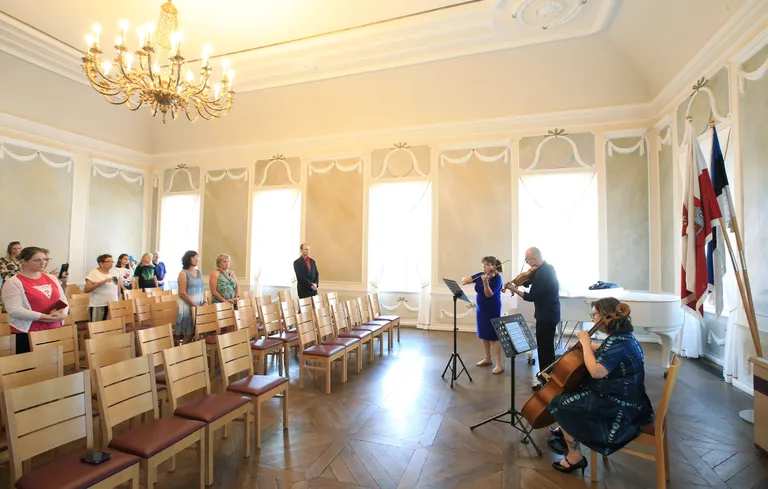 Tartu raekoja saal, kontsert «Tribute to Ukraine» 28. augustil 2022. Pildil tšellist Sascha Groschang (esiplaanil) ning viiuldajad Sergey Levitin ja Alla Aranovskaya. Kõlab Ukraina hümn.