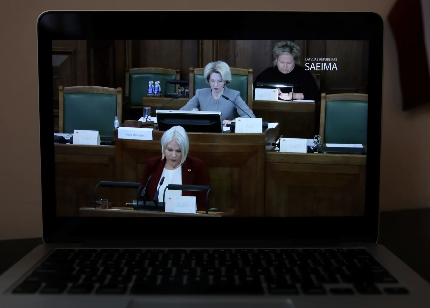 Ekrānšāviņš no Saeimas sēdes, kurā Saeimas deputātes zvērestu nodod rakstniece Eva Mārtuža.
