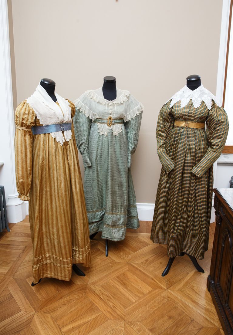 Regendiajastu stiilis kleit on moekalt triibuline, õlgadel on ehteks peen puuvillane sall, mis fikseeriti kaunistatud vööga.