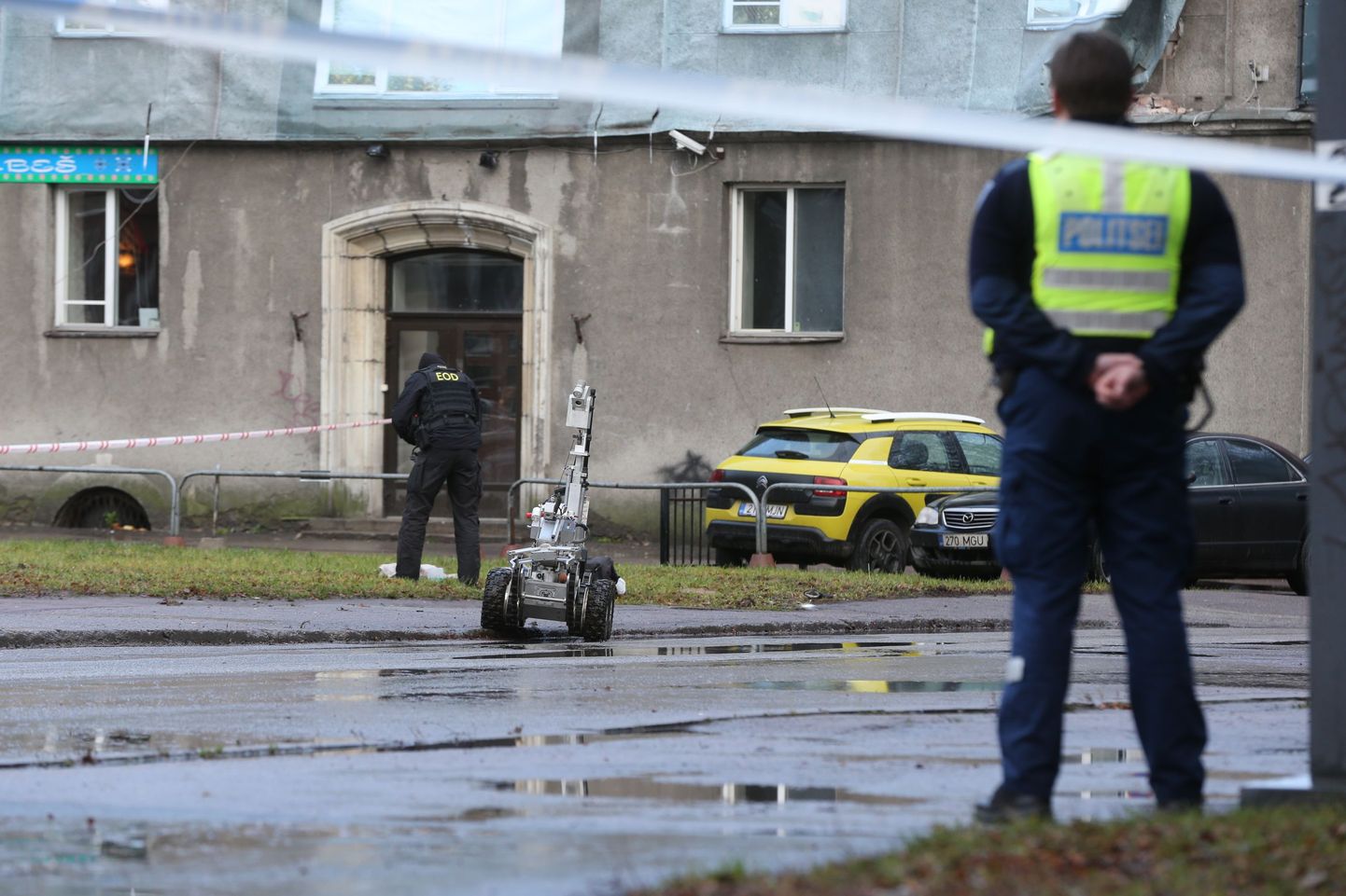 Pommirobot kontrollimas kahtlast kotti Tallinna kesklinnas 1. detsembril.