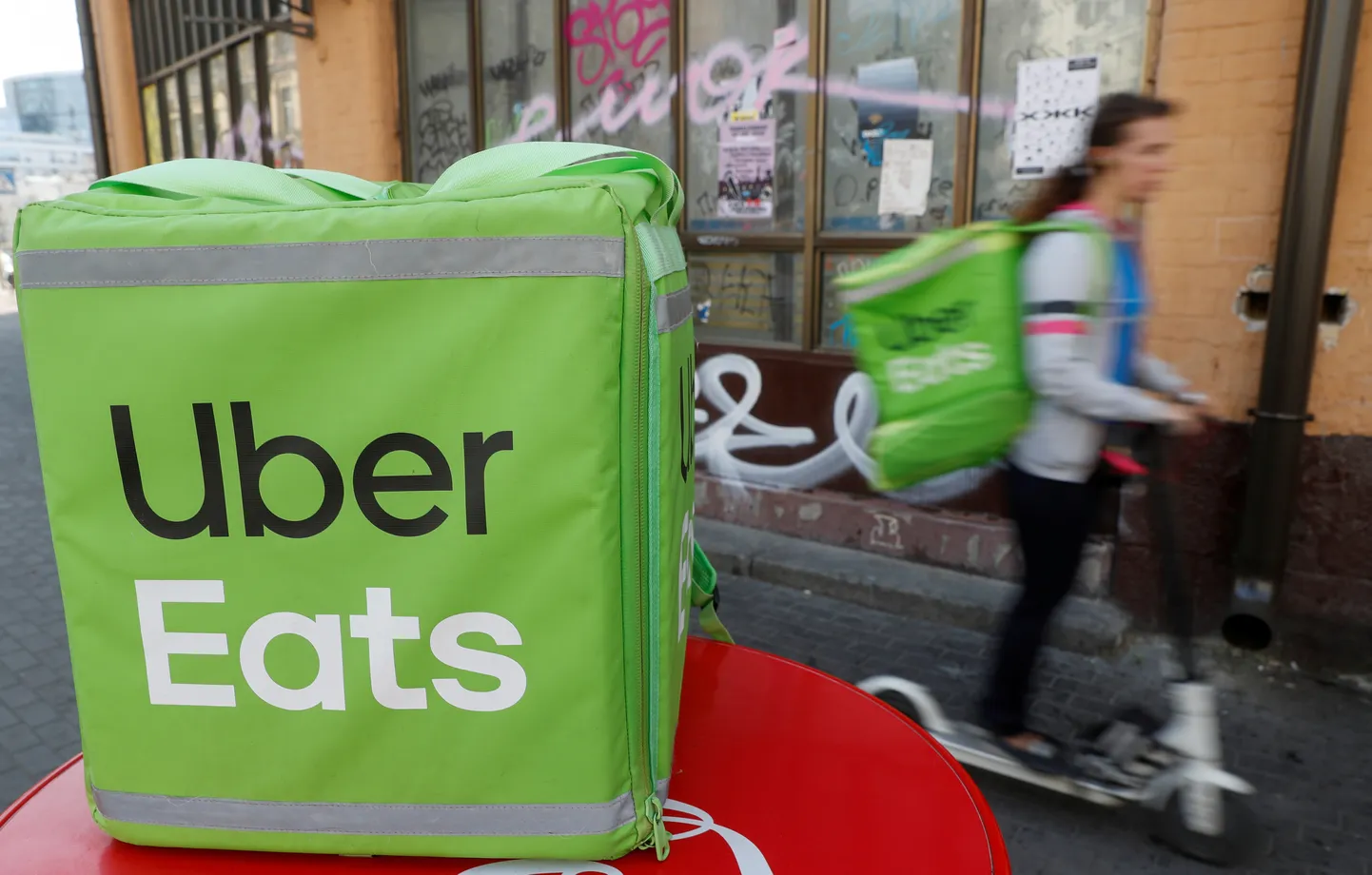 Uber Eats toiduvedaja Kiievis.