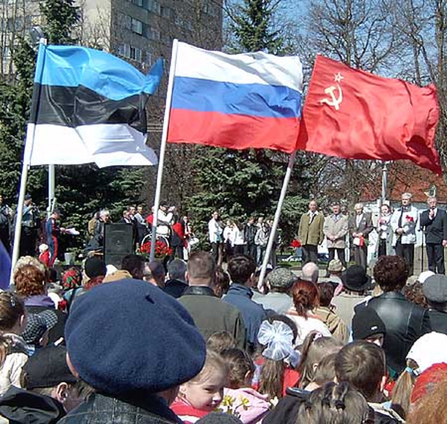 Фото 2005 года. Тогда сине-черно-белые флаги на День Победы в Нарве еще приносили.