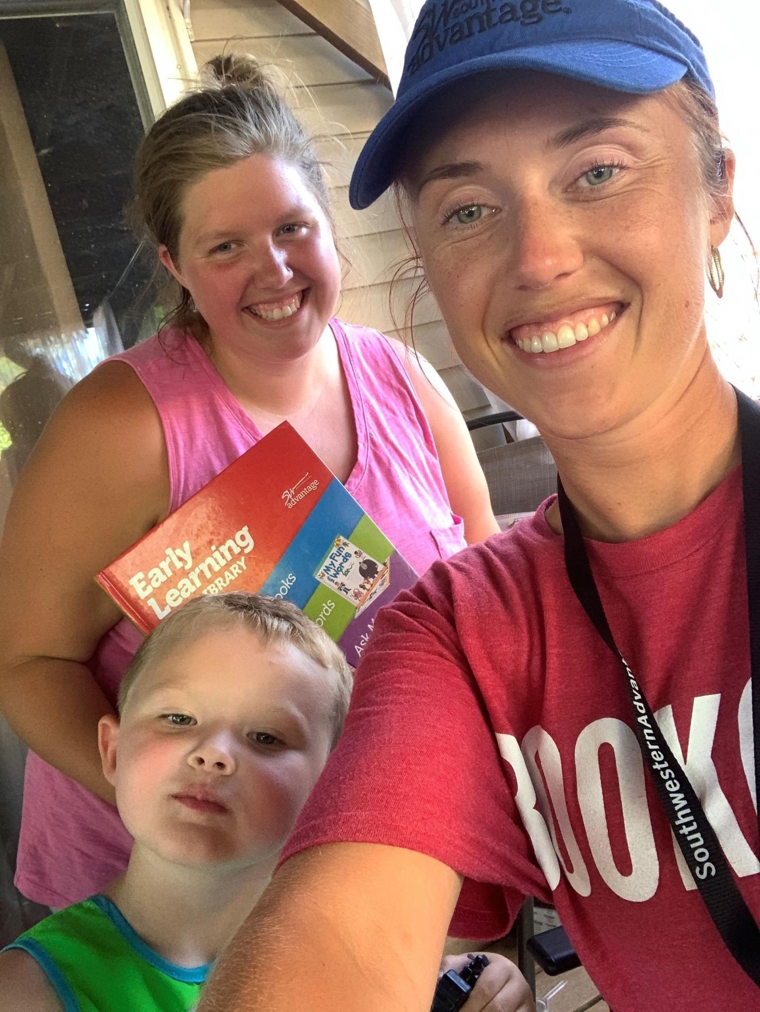 Selfi pärast järjekordset müüki. Katre Tamm (fotol paremal) Iowa osariigi Colfaxi linna tanklas pereema Adele ja tema neljaaastase lapsega.