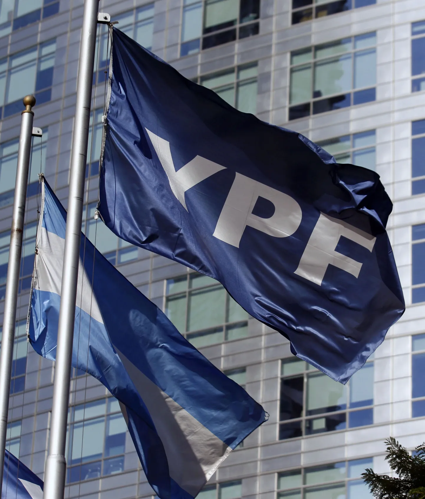 Argentina plaan riigistada naftafirma vihastas Hispaaniat. Fotol naftafirma YPF peakorter Buenos Aireses