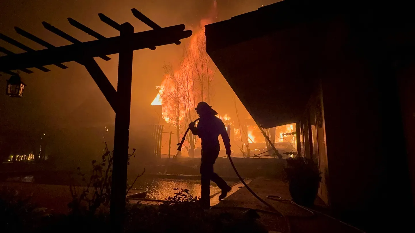 USAs Californias Los Angeleses lahvatasid 7. jaanuaril 2025 põlengud, millele tuletõrjujad ei ole suutnud piiri panna. Pildil tuletõrjuja voolikuga.