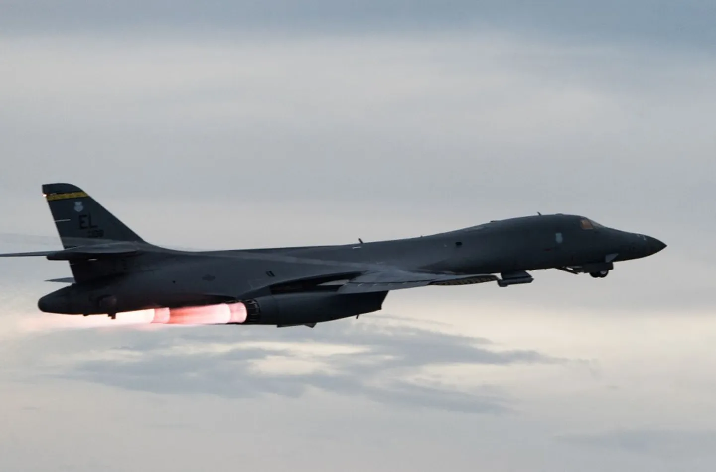 Kaugpommitaja B-1B.