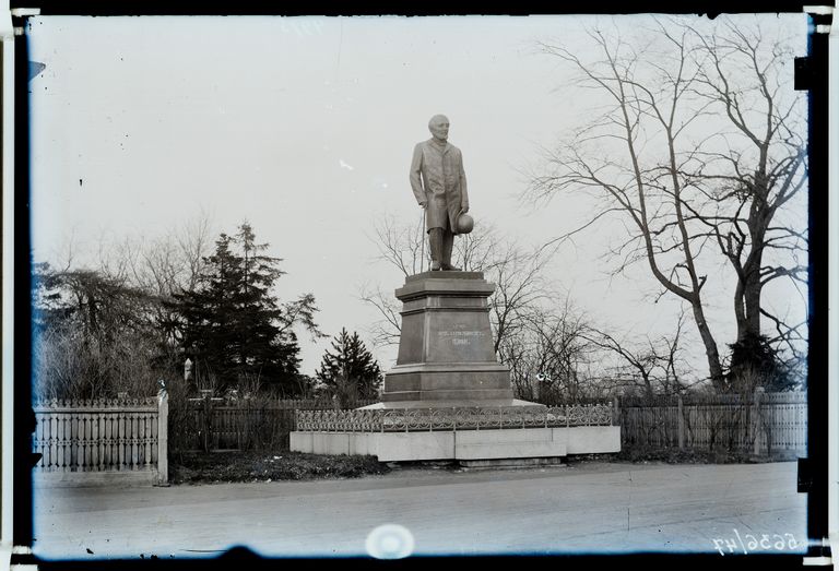 Памятник Кнопу снесли после Второй мировой войны.