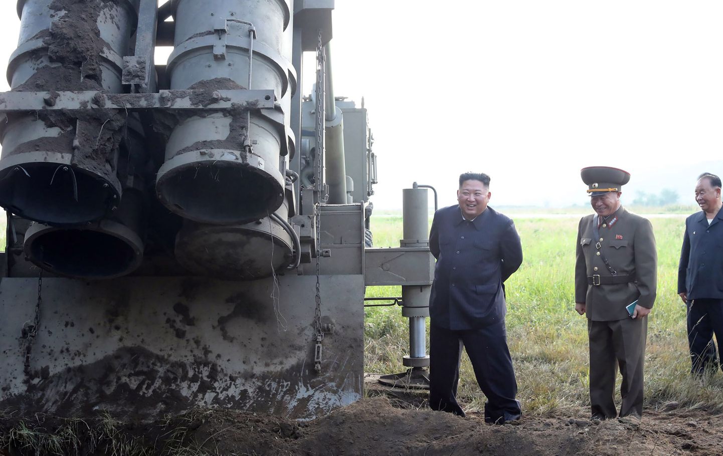 Põhja-Korea liider Kim Jong-un (raketiheitja kõrval) sellel 11. septembril avaldatud fotol ülisuure mitmelasulise raketiheitja kõrval, mida stalinistlik riik väidetavalt päev varem katsetas.